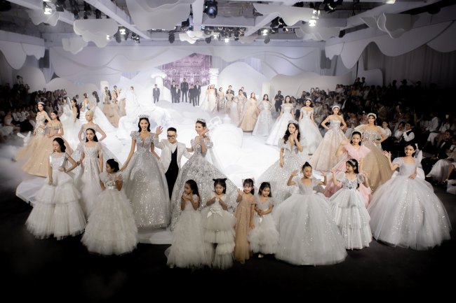 Những thiết kế váy cưới như toả sáng lấp lánh trên sàn diễn với hình ảnh kết đẹp mắt.