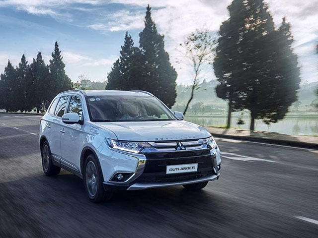 Ô tô - Mitsubishi Outlander giảm giá "xả kho" tới 160 triệu đồng