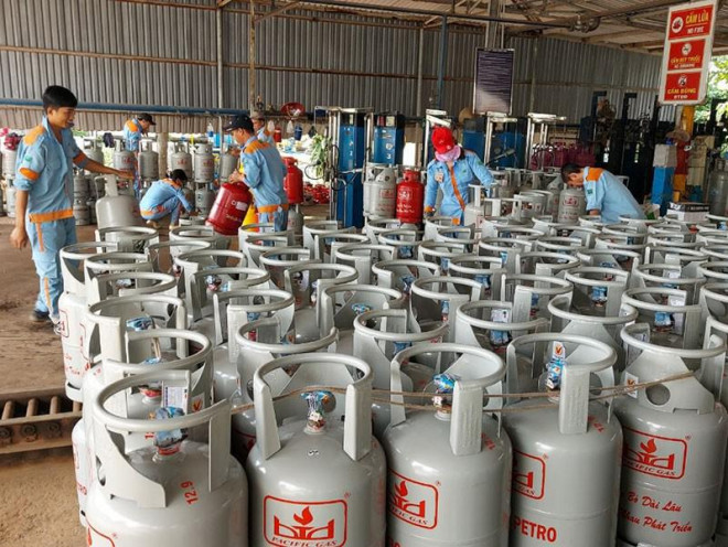 Việc tạm dừng lập sổ theo dõi vỏ chai gas sẽ tháo gỡ được rất nhiều khó khăn, tiết kiệm chi phí. Ảnh: TÚ UYÊN