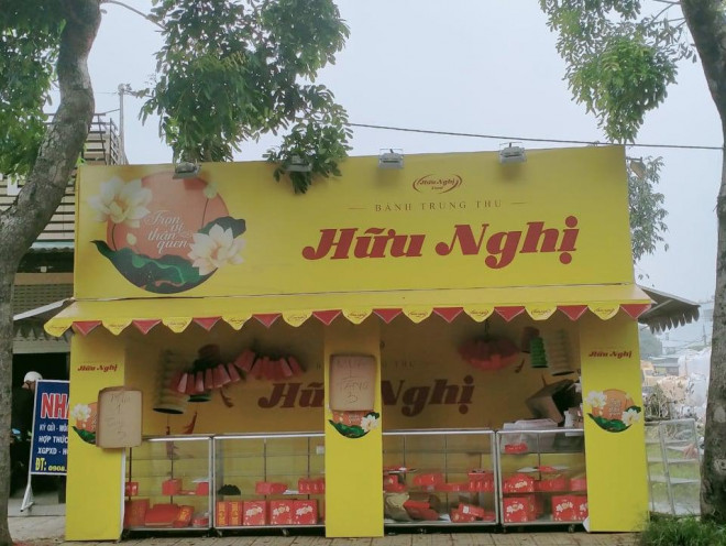 Khuyến mãi 1 tặng 3 nhưng cửa hàng này vẫn ế khách.