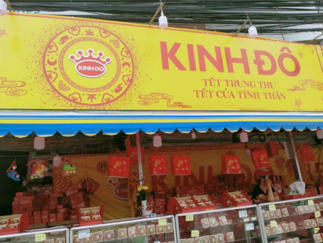 Tiệm bánh Trung thu trên đường Nguyễn Oanh không một bóng khách.