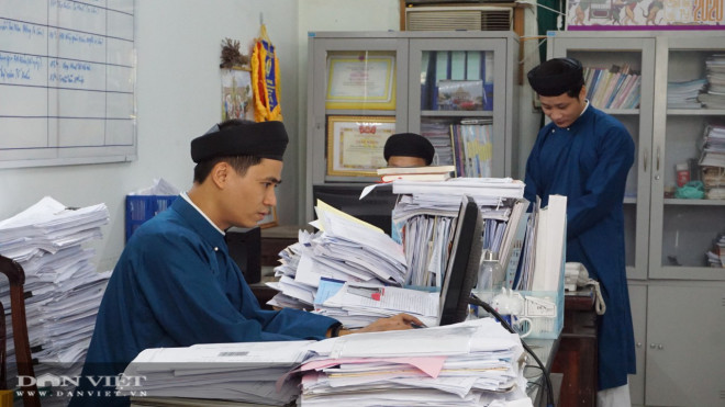 Nam cán bộ, nhân viên Sở Văn hóa- Thể thao tỉnh Thừa Thiên Huế mặc áo dài ngũ thân làm việc tại công sở.
