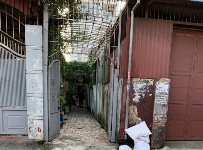 Bên ngoài nhà trọ nơi xảy ra vụ việc
