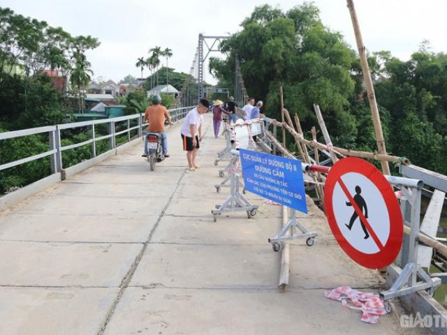 Tin tức trong ngày - Tin tức 24h qua: Va chạm với xe máy trên cầu treo, ô tô rơi xuống sông, 5 người tử vong