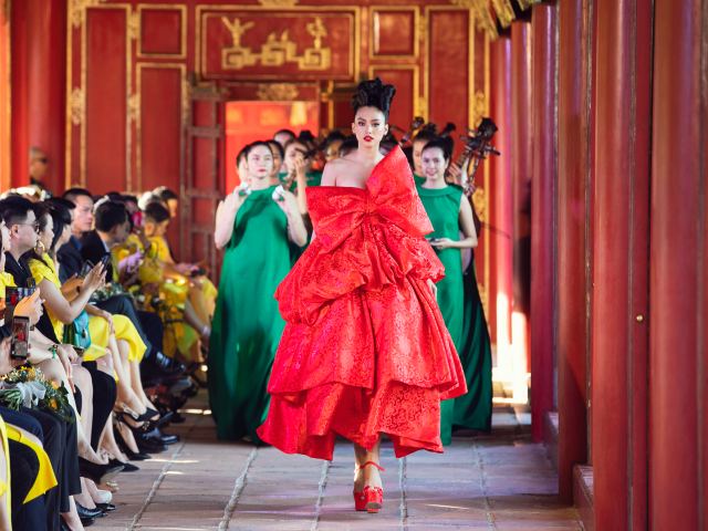 Thời trang - Tiểu Vy tỏa sáng trong trang phục cảm hứng cung đình Huế