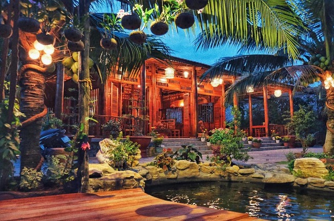 Quần thể nhà dừa tọa&nbsp;lạc ở cù lao An Bình (xã Hòa Ninh, huyện Long Hồ - Vĩnh Long). Chủ nhân căn nhà là vợ chồng ông Dương Văn Hưởng (80 tuổi) và bà Nguyễn Ngọc Giác.
