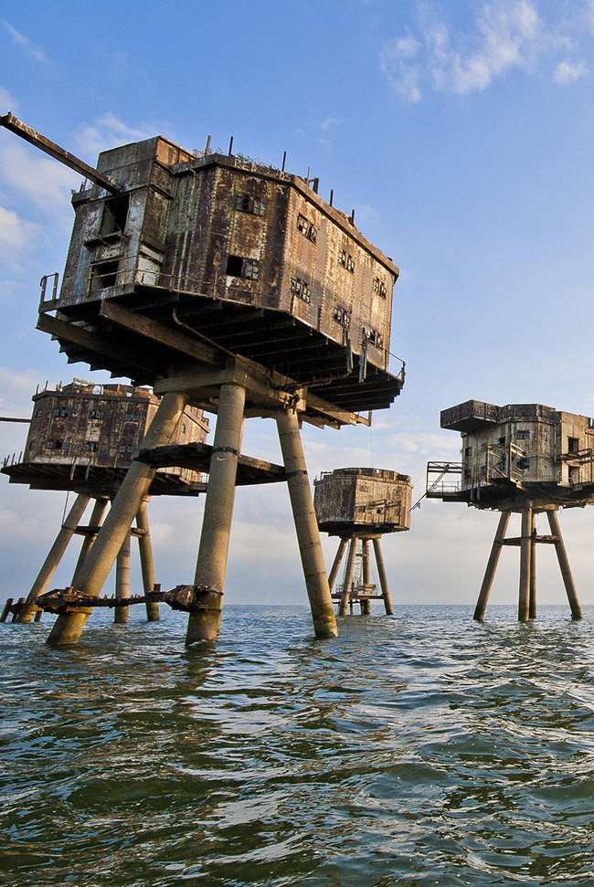 Maunsell Army Sea Forts, Anh: Những pháo đài này được tạo ra để bảo vệ bờ biển Kent, Anh khỏi cuộc tấn công của Đức trong Thế chiến II, hiện chúng đã bị bỏ hoang hoàn toàn.
