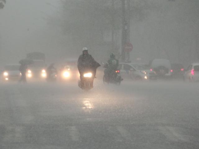 Tin tức trong ngày - Không khí lạnh tràn về, miền Bắc nhiều nơi mưa to như trút nước