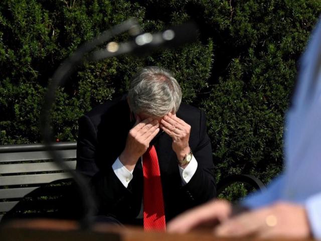 Thế giới - Ảnh quan chức thân cận gục đầu khi ông Trump nhiễm Covid-19 gây tranh cãi