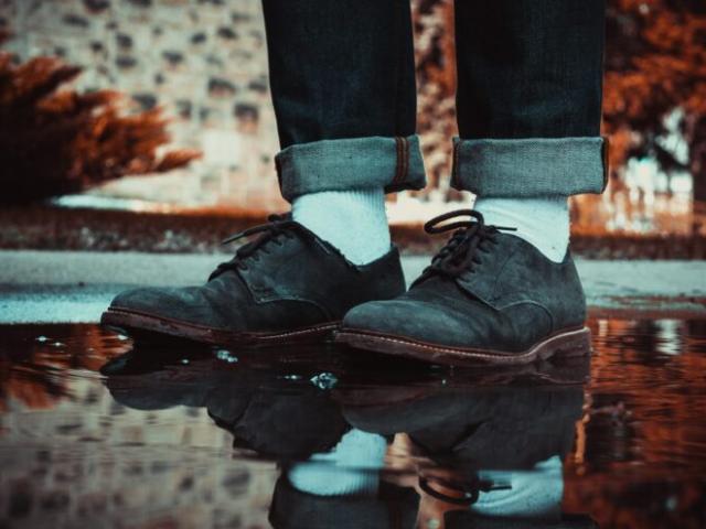 Thời trang - Giày da lộn vì sao cần tuyệt đối tránh nước và cách phối đồ "bảnh choẹ"