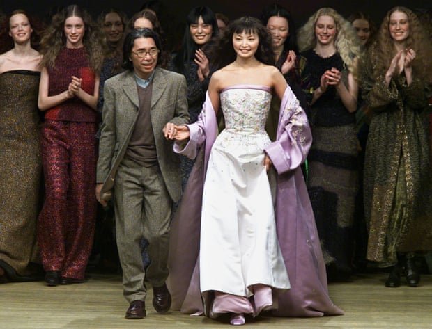 Kenzo bước lên sàn catwalk với một người mẫu mặc váy cô dâu trong buổi trình diễn thời trang Thu Đông 1999/2000