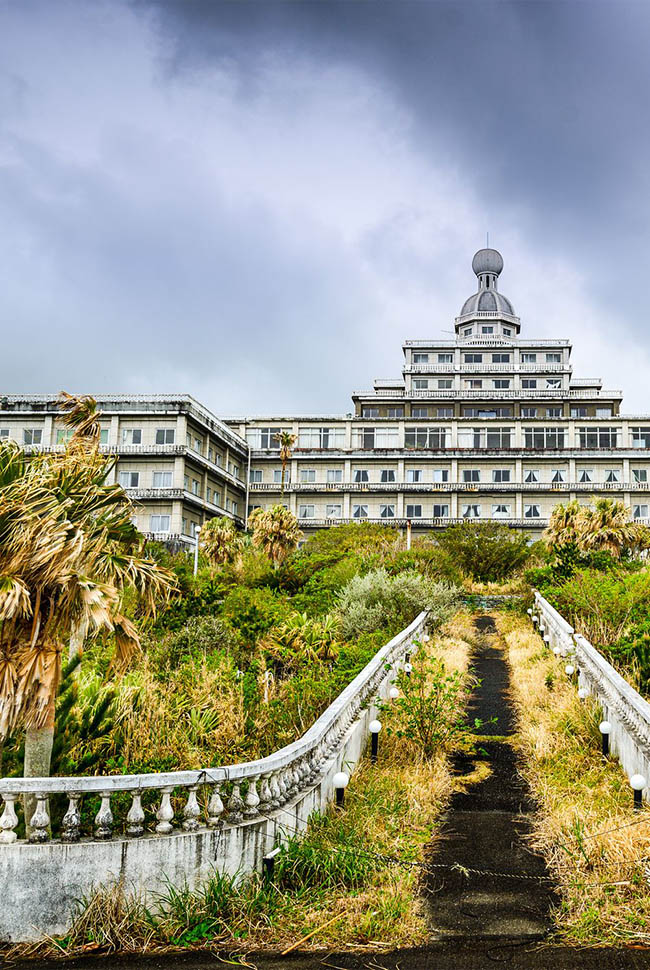 Khách sạn Hachijo Royal, Nhật Bản: Nằm trên hòn đảo Hachijojima tươi tốt của Nhật Bản, Hachijo Royal Hotel mang kiến trúc Baroque của Pháp nằm trên nền rêu và cây cối mọc um tùm thật bí ẩn.
