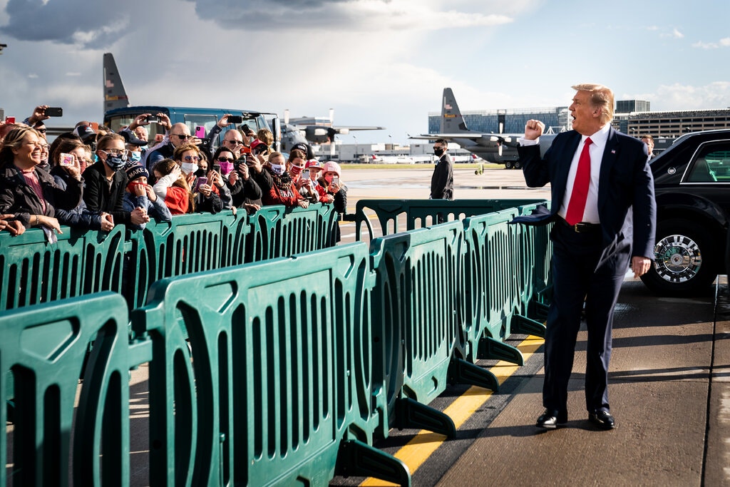 Tổng thống Trump chào những người ủng hộ ở thành phố Minneapolis, bang Minnesota hồi tuần trước. Ảnh: NYT