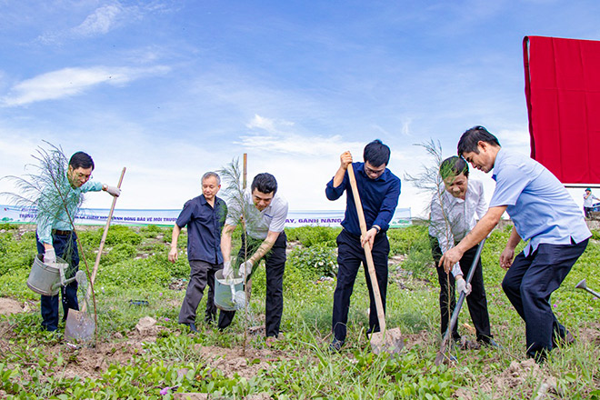 Eco Relay - Gần 100 cán bộ và nhân viên Panasonic phối hợp cùng cơ quan nhà nước và nhân dân địa phương trồng cây phi lao