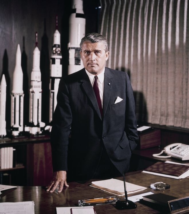 Nhà khoa học Wernher von Braun của NASA.