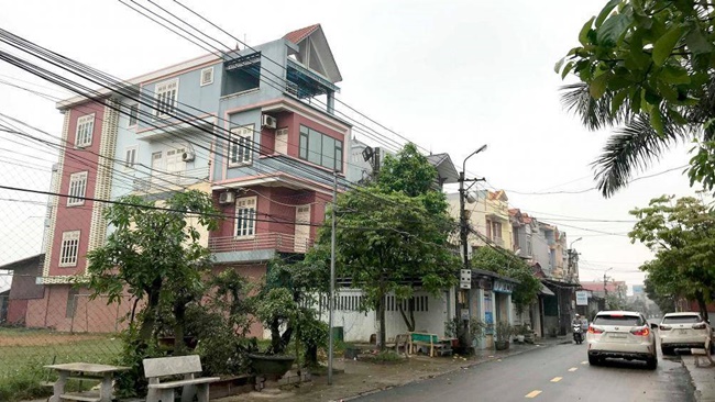 Khi đến làng Đông Bích (Đông Thọ, Yên Phong, Bắc Ninh), đi dọc đường làng ai cũng ngỡ ngàng với những ngôi nhà 4-5 tầng, không hiếm nhà có cả xế hộp đắt tiền. 
