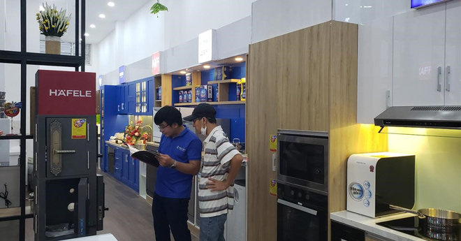 Nhân viên Bếp Xanh hướng dẫn khách hàng một cách tận tình