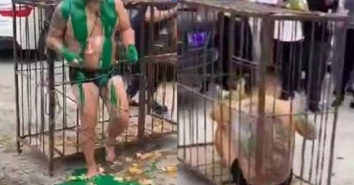 Bạn trẻ - Cuộc sống - Chú rể bị lột đồ, nhốt trong lồng sắt rồi tạt sơn, thái độ của quan khách mới càng sốc