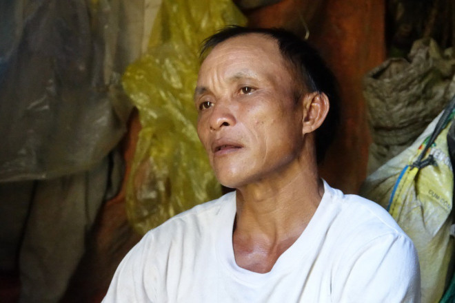 “Hơn 40 năm gắn bó với cha trong rừng sâu nên anh Lang thương cha nhất, hễ đi đâu một tí là lại đòi về gặp cha. Sống quá lâu với cha giữa rừng sâu tách biệt nên thói quen bên cạnh cha của anh Lang không thể thay đổi. Lúc cha mất, anh Lang buồn rầu suốt cả tháng trời. Anh ấy là người sống rất tình cảm”, anh Tri bộc bạch. Ảnh: Nguyễn Ngọc