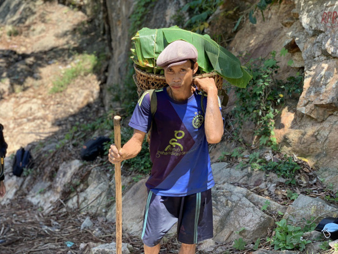 Nhà cách rẫy chừng 4km đường rừng. Hằng ngày trời bắt đầu tờ mờ sáng anh Lang đã mang gùi lên rẫy như một thói quen, đến gần trưa thì anh bắt đầu trở về nhà và không quên đem theo những nải chuối do chính tay mình trồng về làng bán cho thương lái. Dù rằng, quãng đường đi và về phải mất hơn 3 giờ đồng hồ đi bộ. Những người trong làng bảo là do anh Lang nhớ rừng. Ảnh: Nguyễn Ngọc