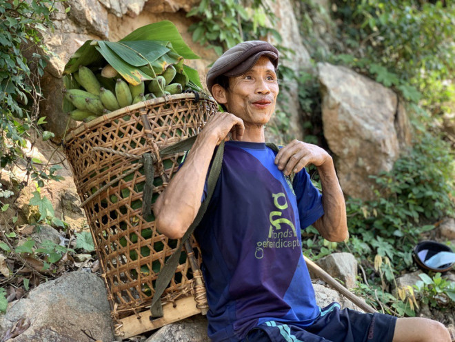 Anh Hồ Văn Tri cho biết, sau 4 năm rời rừng sâu cha anh đã qua đời. Từ lúc đó, anh Lang trở nên trầm lặng hơn. Dù đang vui nhưng có ai nhắc đến cha là nụ cười anh Lang vụt tắt. Những lúc ấy anh Lang thường đi ra sau nhà nhìn về phía những cánh rừng xa xôi. Chắc những lúc đó anh Lang nhớ lại thời gian được sống cùng cha ở trong rừng. Ảnh: Nguyễn Ngọc