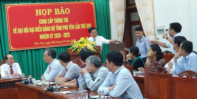 Ông Lê Tấn Hổ giới thiệu cặp giấy giả da giá rất rẻ để đựng tài liệu cho đại biểu