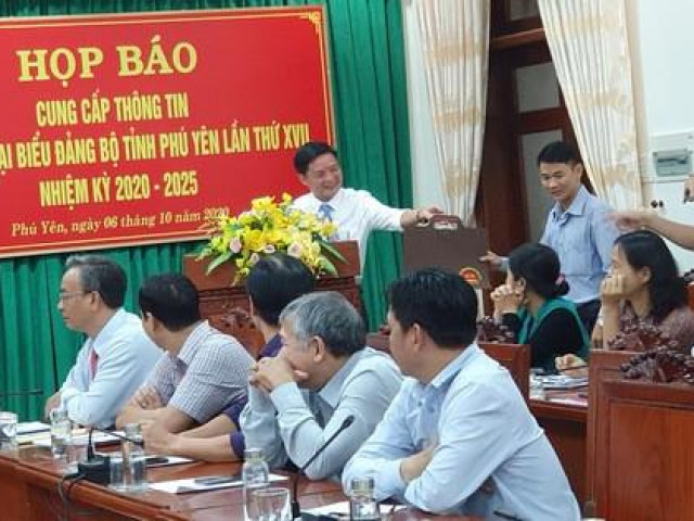 Tin tức trong ngày - Đại hội Đảng bộ tỉnh Phú Yên tặng... cặp giấy cho đại biểu