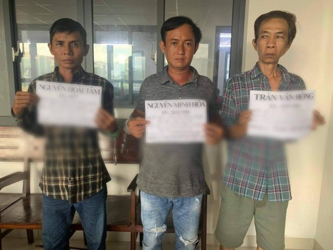 Công an lật mặt hai gã đàn ông ở ngã tư Bà Hom, quận 6 - 1