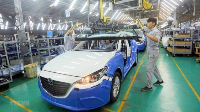 Lắp ráp xe sedan tại nhà máy Thaco Mazda ở Khu kinh tế Chu Lai, tỉnh Quảng Nam. Ảnh: TTXVN