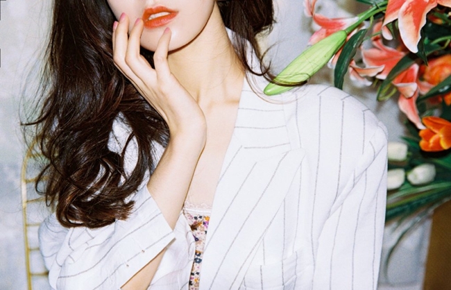Khi chụp hình, Chensuy thường không cười mà giữ biểu cảm hờ hững, lạnh lùng có chút gì đó khó nắm bắt.&nbsp;

