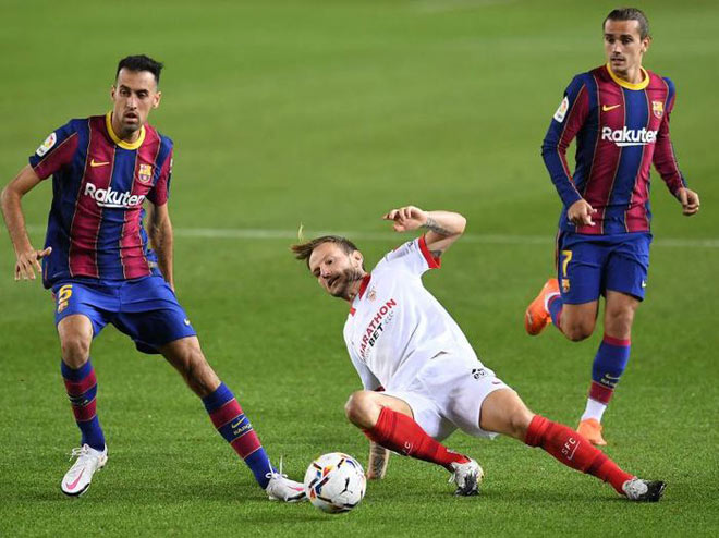 Griezmann (phải) chưa ghi được bàn thắng nào ở La Liga mùa này sau 3 trận ra sân cho Barca của tân HLV Koeman