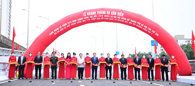 Sáng 6/10, tại Hà Nội đã diễn ra lễ khánh thành và gắn biển tên hai cầu vượt thấp qua hồ Linh Đàm và nhánh kết nối với đường vành đai 3.