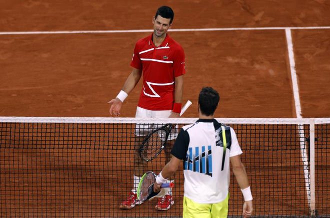 Djokovic lại đánh bóng vào mặt trọng tài Roland Garros: Hú vía thoát nạn - 1