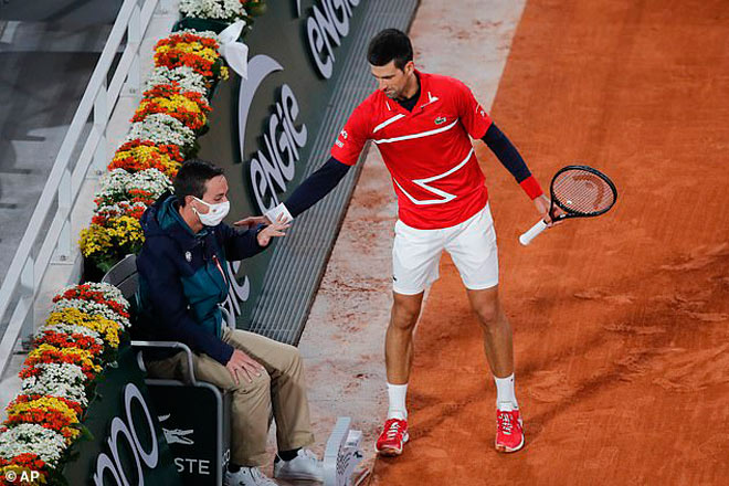Djokovic lại đánh bóng vào mặt trọng tài Roland Garros: Hú vía thoát nạn - 3