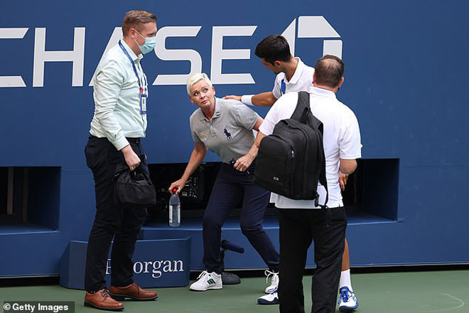 Djokovic lại đánh bóng vào mặt trọng tài Roland Garros: Hú vía thoát nạn - 4