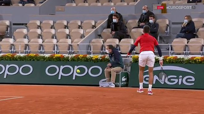 Djokovic lại đánh bóng vào mặt trọng tài Roland Garros: Hú vía thoát nạn - 2