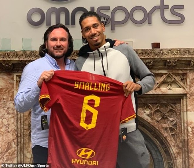 Smalling và người đại diện chụp ảnh với áo đấu AS Roma