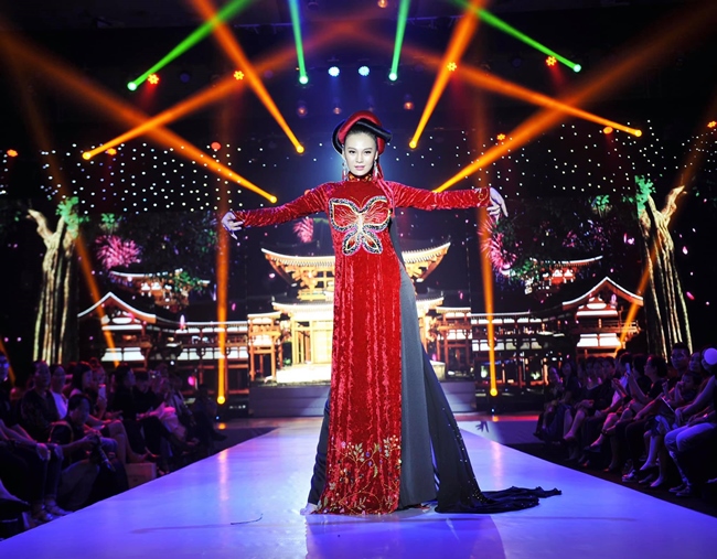 Cao Thùy Linh tự tin trình diễn áo dài trong một show diễn thời trang gần đây. Thần thái catwalk và tạo dáng của người mẫu 9X thu hút sự chú ý của người hâm mộ.
