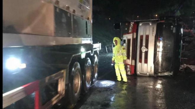 Vừa xử lý sự cố, vừa nỗ lực phân luồng đảm bảo giao thông đường bộ qua đường ngang Lăng Cô