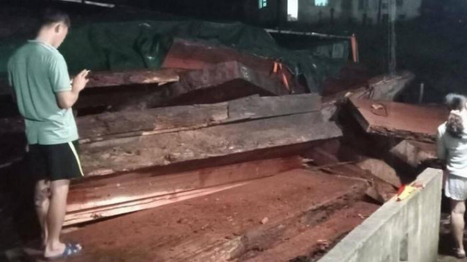 Toàn bộ số gỗ trên thùng xe tải và xe ô tô tải nằm chắn ngang đường sắt