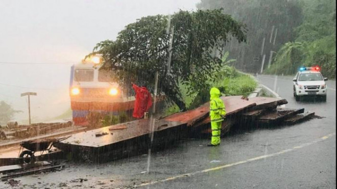 Đến 7h sáng 7/10, mọi công tác đảm bảo ATGT đường sắt tại khu vực xảy ra TNGT mới hoàn tất