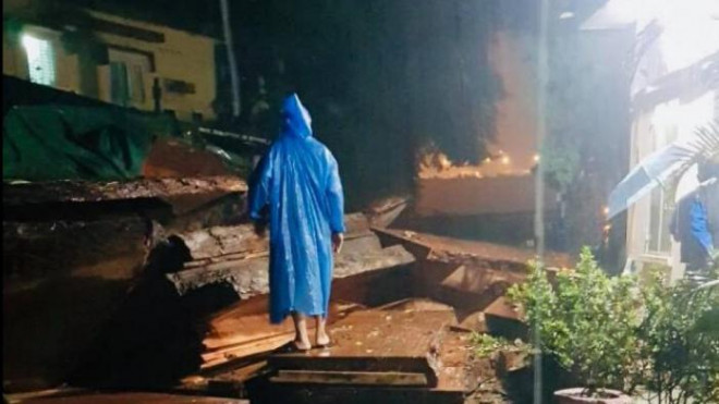 Khối lượng công việc khá lớn nên lực lượng cứu hộ phải làm xuyên đêm dưới trời mưa lớn