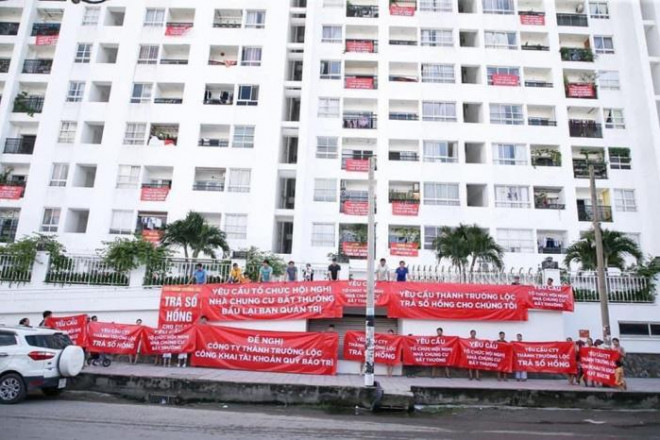 Người dân căng băng rôn đòi sổ đỏ tại một dự án chung cư ở Thủ Đức, TP HCM