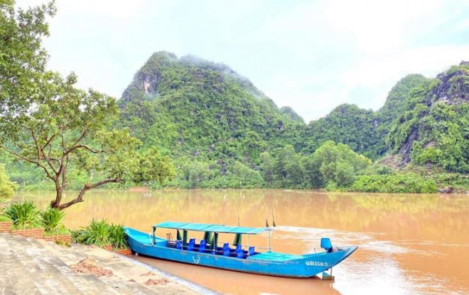 Quảng Bình: Nhiều bản làng bị cô lập, chia cắt do lũ lớn, hàng ngàn học sinh nghỉ học - 4