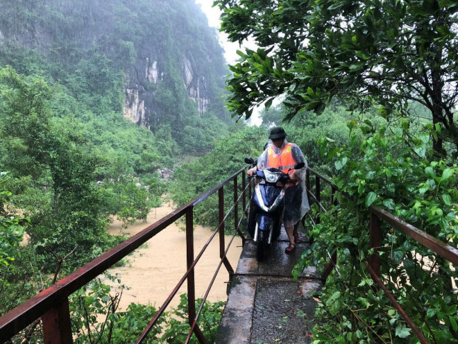 Quảng Bình: Nhiều bản làng bị cô lập, chia cắt do lũ lớn, hàng ngàn học sinh nghỉ học - 3