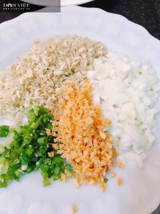 Các gia vị như hành, sả đều băm nhỏ