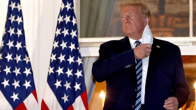 Ông Donald Trump tháo khẩu trang khi trở về Nhà Trắng sau khi rời một bệnh viện quân y.