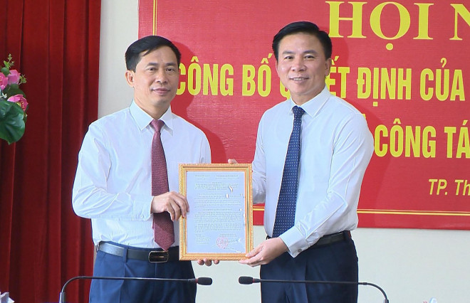 Ông Đỗ Trọng Hưng (bìa phải), Phó Bí thư Thường trực Tỉnh ủy, Trưởng đoàn Đại biểu Quốc hội tỉnh Thanh Hóa, trao quyết định cho ông Lê Văn Tú