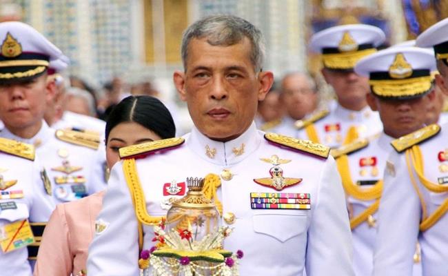 Theo trang South China Morning Post (SCMP), với khối tài sản 43 tỉ USD, vua Thái Lan Maha Vajiralongkorn là 1 trong những vị vua giàu có nhất trên thế giới.
