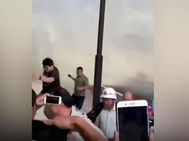 Media - Xem "thiên hạ đệ nhất triều", du khách và xe bị cuốn trôi